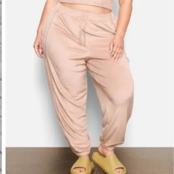 SKIMS Velour Oversized Jogger - Picture 1 of 6